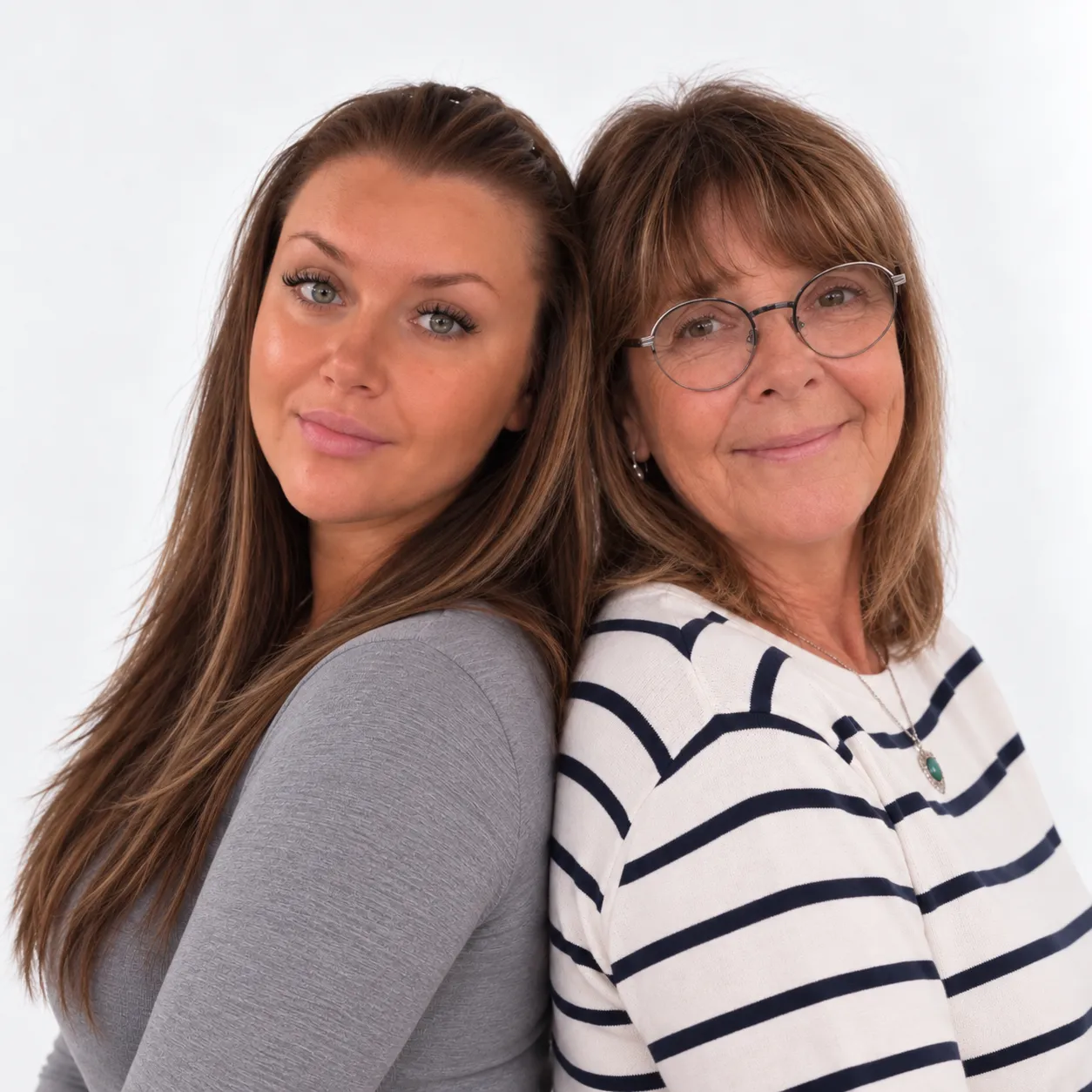 Camille et sa mère, fondatrices de Main dans la Main Ensemble, posant dos à dos
