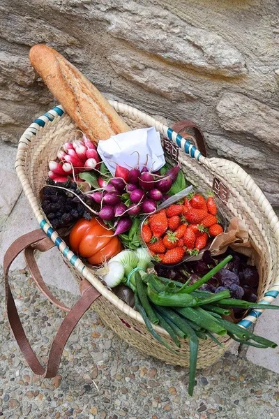 Panier de marché garni de pain, de radis et de fraises